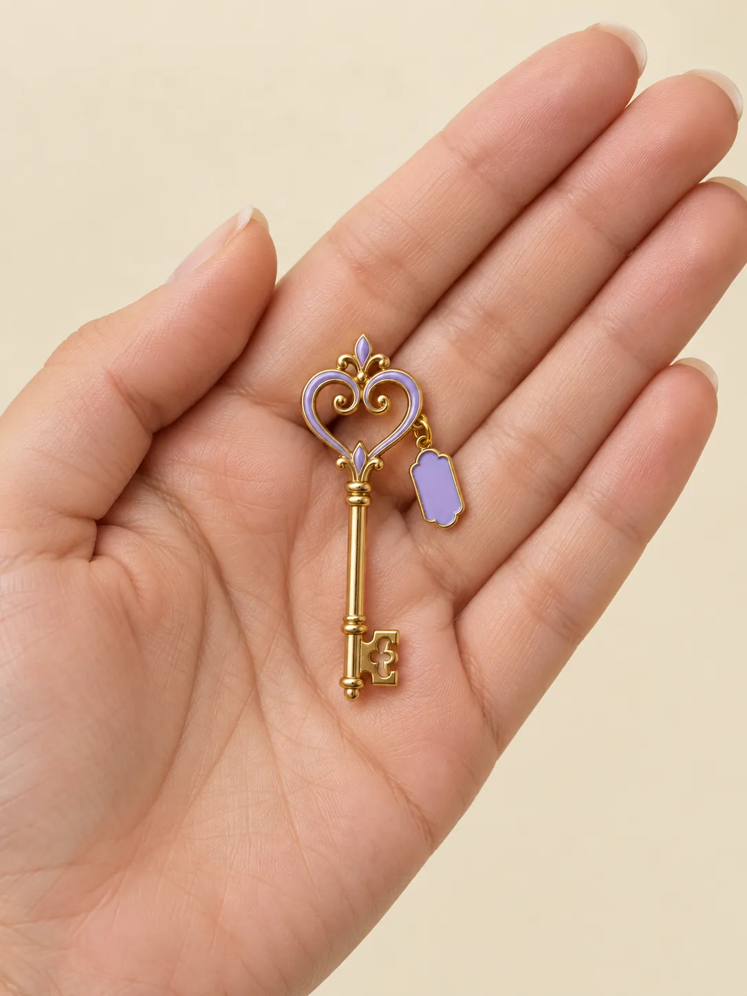 Lost Key Club Brooch — En main, pour l’échelle