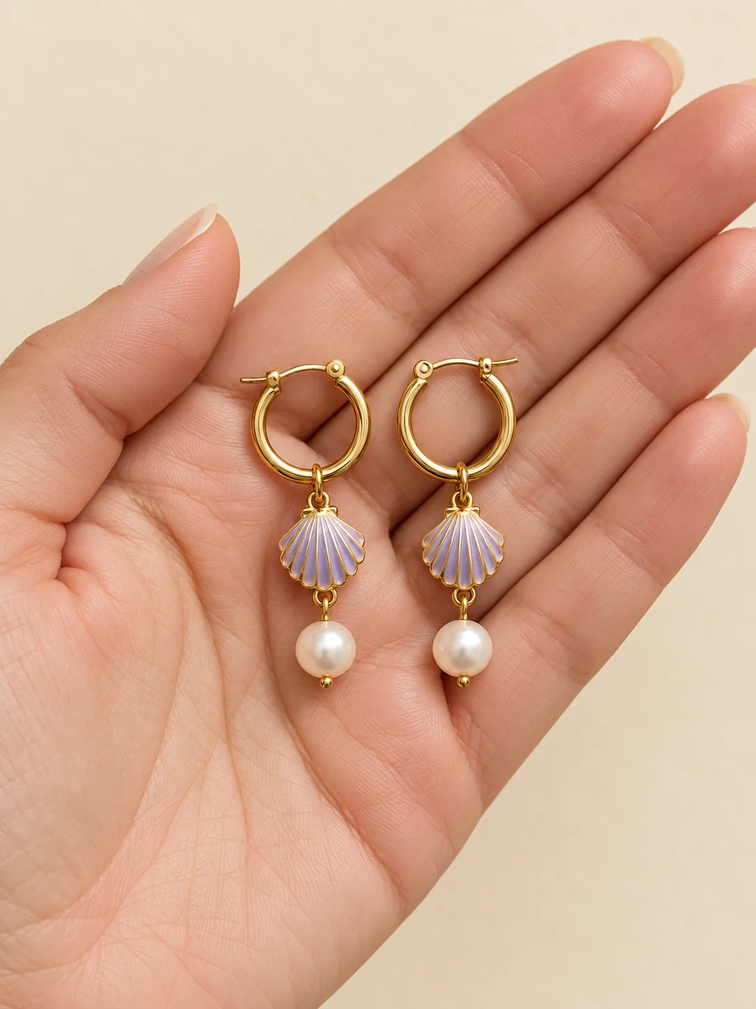 Scallop & Pearl Hoops — I hånden, til sammenligning